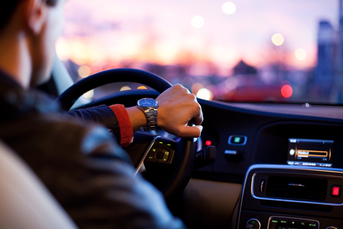 Armaturenbrett eines Autos bei Tageslicht, symbolisch für Inspektion und Fahrzeugcheck